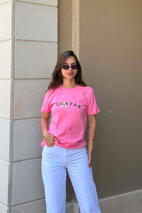 T-SHIRT NJE NGJYRESH ME LOGO DHE SHKRIME PER FEMRA NE NGJYRE ROZE - KLAUDIO FASHION