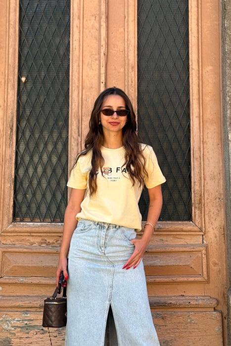 T-SHIRT NJE NGJYRESH ME LOGO DHE SHKRIME PER FEMRA NE NGJYRE TE VERDHE - KLAUDIO FASHION