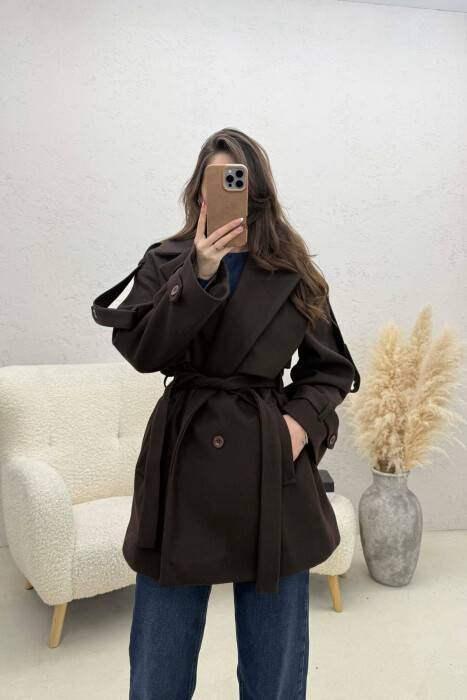 PALLTO NJE NGJYRESHE ME DETAJIN E RRIPIT PER FEMRA NE NGJYRE COKOLLATE - KLAUDIO FASHION