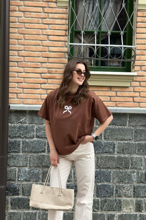 T-SHIRT NJE NGJYRESH ME DIZAJNIN E FJONGOS PER FEMRA NE NGJYRE KAFE 