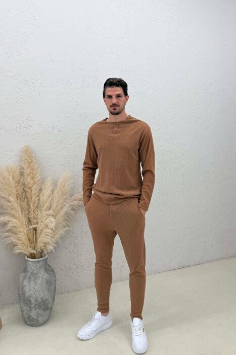 SET NJE NGJYRESH BLUZE ME JAKE ME BUTONA + PANTALLONA PER MESHKUJ NE NGJYRE KAFE - KLAUDIO FASHION