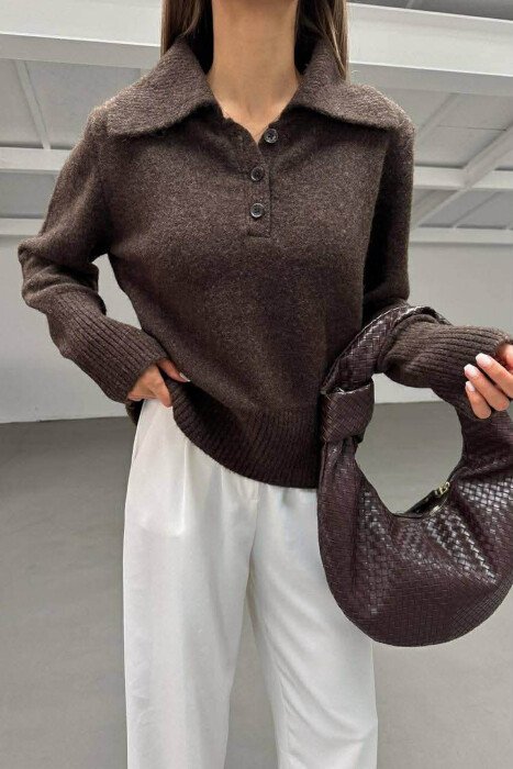 ONE COLOR BUTTONED NECK WOMEN SWEATER DARK BROWN/KAE 
