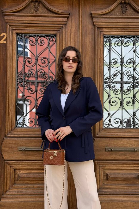 XHAKETE NJE NGJYRESHE ME BUTONA PER FEMRA NE NGJYRE BLU - KLAUDIO FASHION