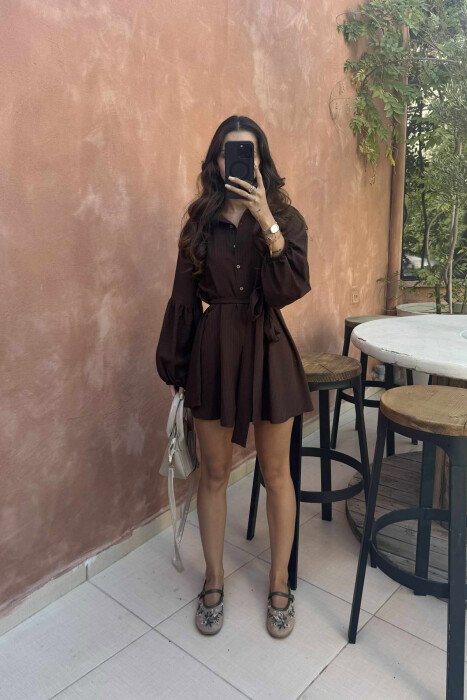 JUMPSUIT NJË NGJYRËSH ME KOPSA DHE LIDHËSE PËR FEMRA NË NGJYRËN KAFE 