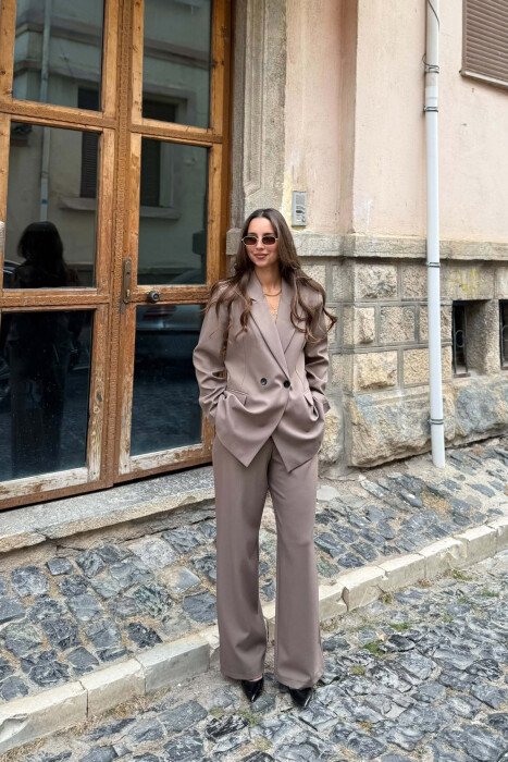 SET NJË NGJYRESH XHAKETE KLASIKE+PANTALLONA PËR FEMRA NE NGJYRE KAFE TE ZBARDHUR - KLAUDIO FASHION