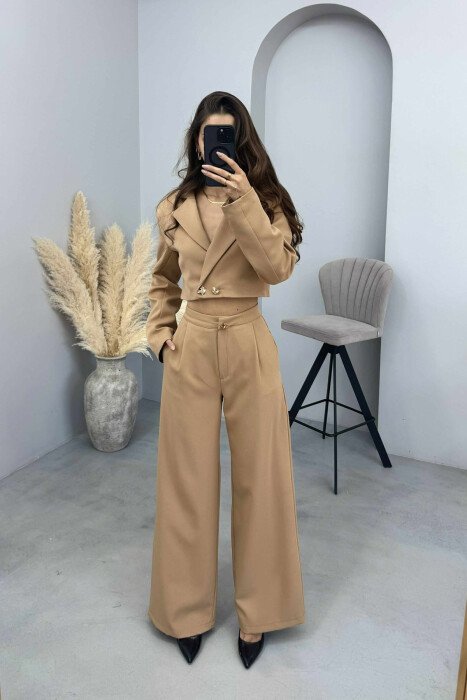 SET NJË NGJYRËSH XHAKETË E SHKURTËR+PANTALLONA PËR FEMRA NË NGJYRËN BEZHË - KLAUDIO FASHION