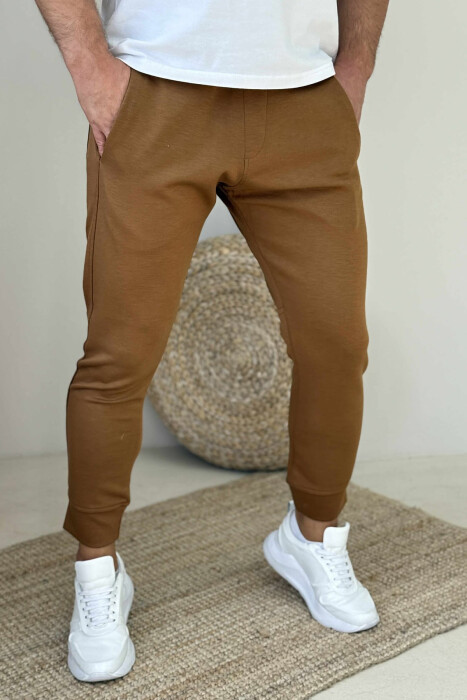 TUTA NJËNGJYRËSHE ELASTIKE PËR MESHKUJ NË NGJYRËN KAFE - KLAUDIO FASHION