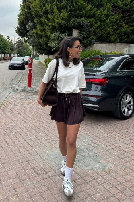 ONE COLOR ELASTIC WAIST WOMAN SHORTS DARK BROWN/KAE 