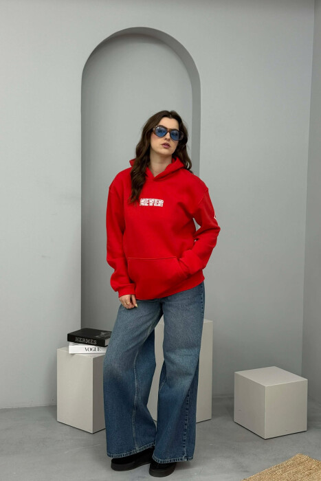 HOODIE NJE NGJYRESHE ME PUSH DHE ME SHKRIM NE PJESEN E PASME PER FEMRA NE NGJYRE TE KUQE - KLAUDIO FASHION