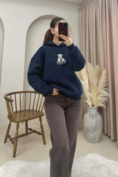 HOODIE NJE NGJYRESHE ME PUSH DHE ME IMAZHIN E ARUSHIT PER FEMRA NE NGJYRE BLU - KLAUDIO FASHION