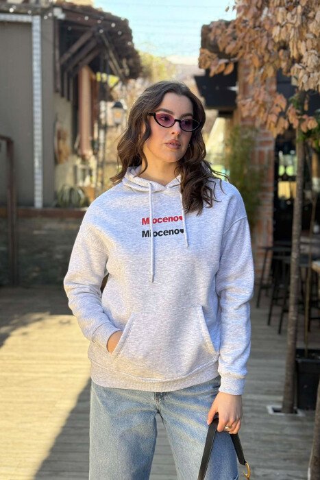 HOODIE ME PUSH ME SHKRIME PËR FEMRA NË NGJYRËN GRI E ZBARDHUR 