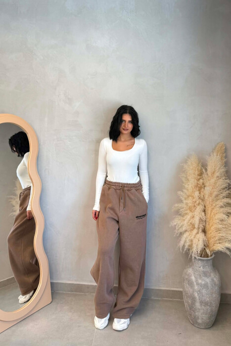 ONE COLOR FLUFFY WRITTINGS WOMAN SWEATPANTS BROWN/KAFE - KLAUDIO FASHION