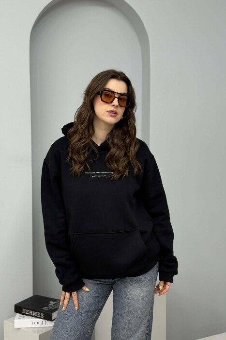 HOODIE NJE NGJYRESHE ME PUSH DHE ME SHKRIM TE THJESHTE NE PJESEN PARA PER FEMRA NE NGJYRE TE ZEZE - KLAUDIO FASHION