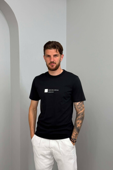 T-SHIRT NJE NGJYRESH ME SHKRIME PER MESHKUJ NE NGJYRE TE ZEZE - KLAUDIO FASHION