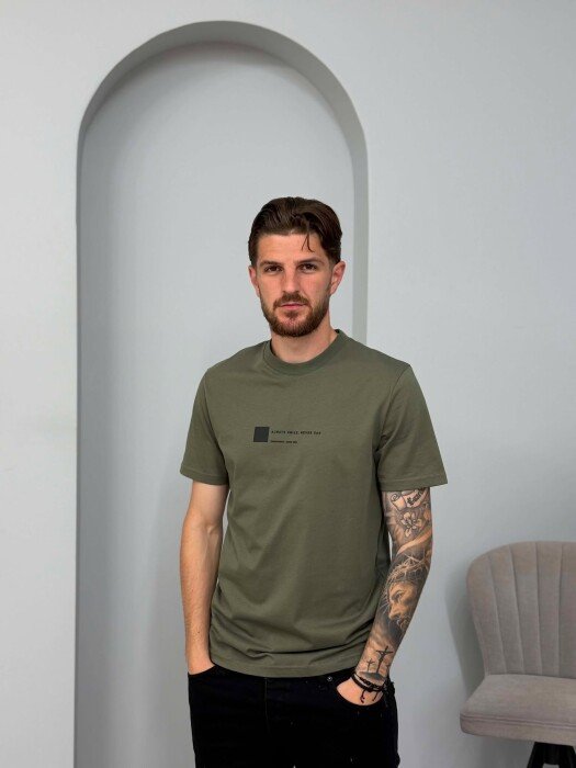 ONE COLOR FRONT WRITTINGS MEN T-SHIRT OLIVE/ULLI - KLAUDIO FASHION