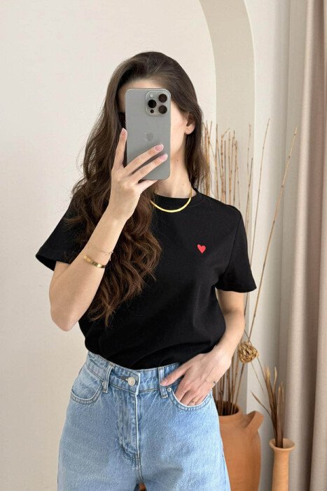 T-SHIRT NJË NGJYRËSH ME LOGON E ZEMRËS PËR FEMRA NË NGJYRËN E ZEZË 