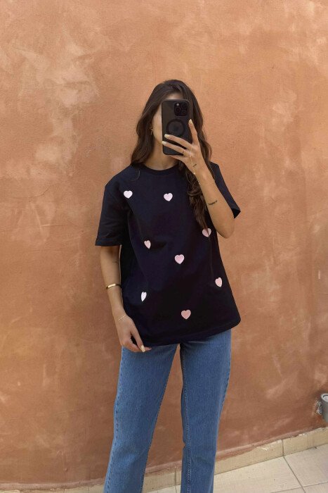 T-SHIRT NJËNGJYRËSH ME DIZENJO ZEMRASH PËR FEMRA NË NGJYRËN BLU TË ERRËT 