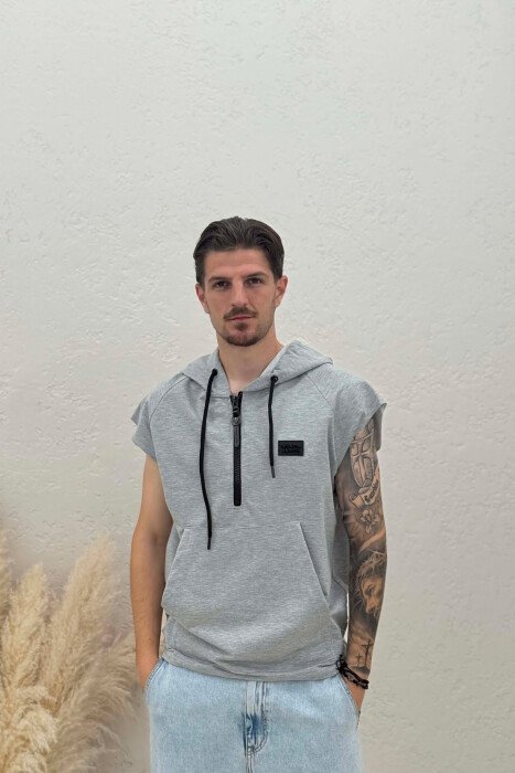T-SHIRT NJË NGJYRËSH ME KAPUÇ PËR MESHKUJ NË NGJYRËN GRI E ZBARDHUR - KLAUDIO FASHION