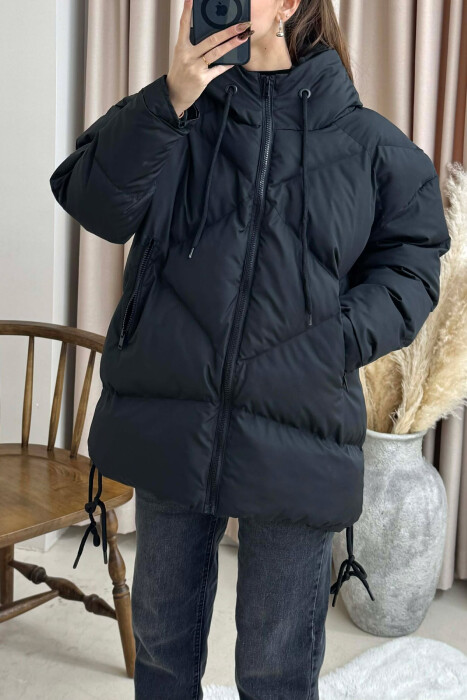 XHUP NJE NGJYRESH ME KAPUÇ DHE ME DETAJIN E LIDHSEVE PER FEMRA NE NGJYRE TE ZEZE - KLAUDIO FASHION