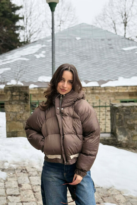 ONE COLOR HOODED ZIPPER CROPPED WOMAN PUFFER JACKET DARK BROWN/KAE - KLAUDIO FASHION