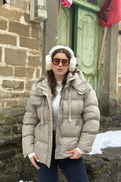 XHUP NJE NGJYRESH ME KAPUÇ DHE ZINXHIR PER FEMRA NE NGJYRE BEZHE - KLAUDIO FASHION