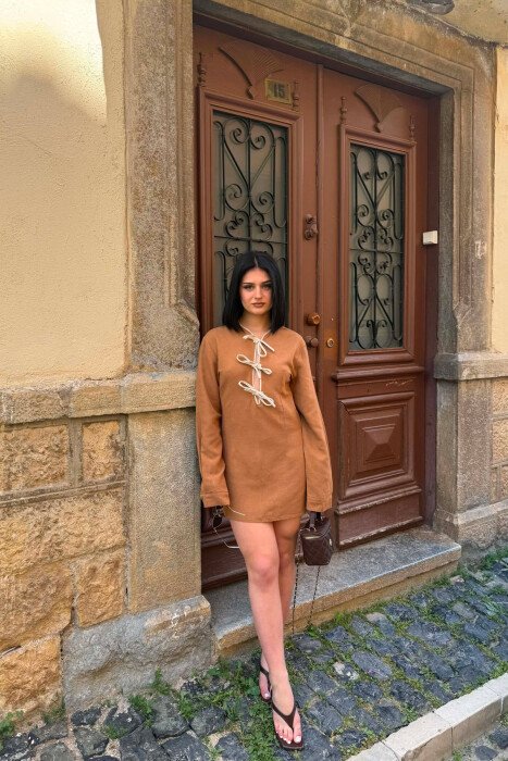 FUSTAN NJË NGJYRËSH ME DETAJIN E LIDHSEVE PËR FEMRA NË NGJYRËN KAFE - KLAUDIO FASHION