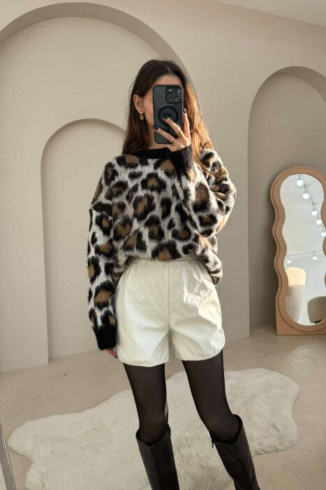 ONE COLOR LEATHER WOMEN SHORT PANTS WHITE-E BARDHE - KLAUDIO FASHION