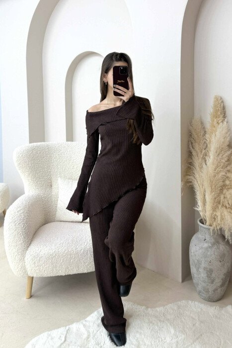 KOSTUM NJE NGJYRESH BLUZE ME SUPET JASHTE+PANTALLONA PER FEMRA NE NGJYRE KAFE TE ERRET 