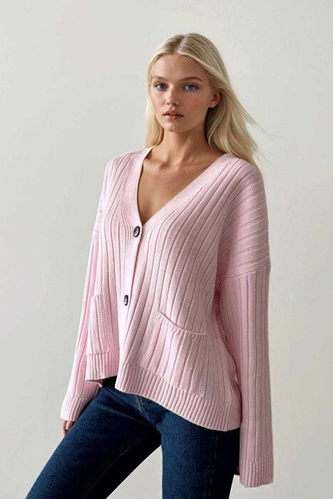PULOVËR NJË NGJYRËSHE ME XHEPA PËR FEMRA NË NGJYRËN ROZE E ZBARDHUR - KLAUDIO FASHION