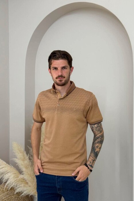 T-SHIRT NJE NGJYRESH ME JAKE POLO PER MESHKUJ NE NGJYRE BEZHE TE ERRET - KLAUDIO FASHION