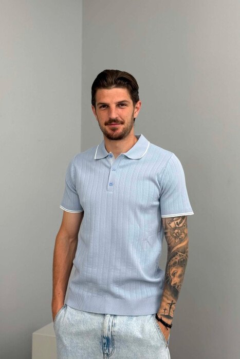 T-SHIRT NJE NGJYRESH ME JAKE POLO PER MESHKUJ NE NGJYRE BLU E ZBARDHUR 