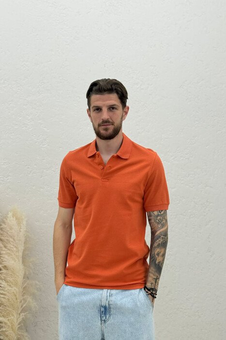 T-SHIRT NJE NGJYRESH ME JAKE POLO PER MESHKUJ NE NGJYRE PORTOKALLI - KLAUDIO FASHION
