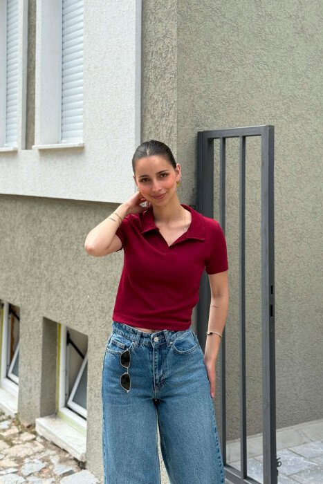 T-SHIRT NJE NGJYRESH ME JAKE POLO PER FEMRA NE NGJYRE VISHNJE - KLAUDIO FASHION