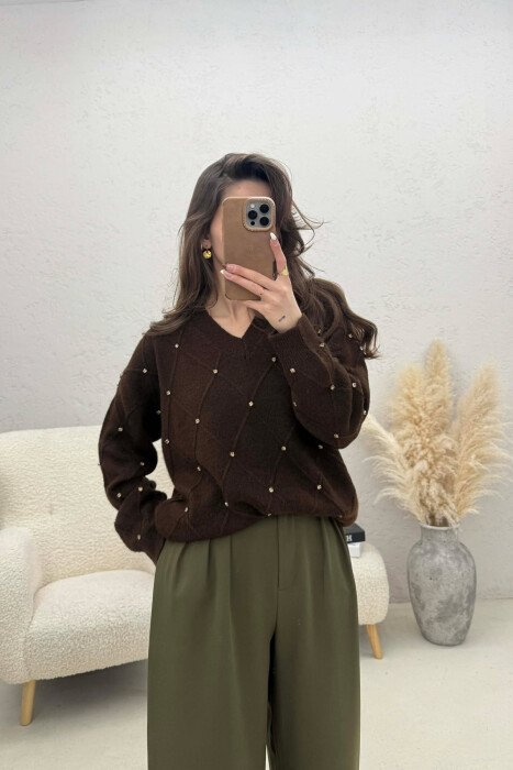 BLUZE NJE NGJYRESHE ME DIZAJNE ROMBI DHE DETAJE GURESH PER FEMRA NE NGJYRE KAFE 
