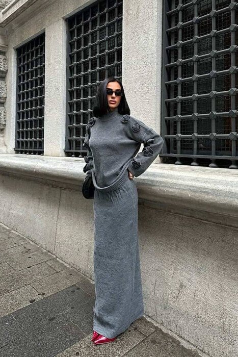 SET ME DETAJIN E TRËNDAFILAVE PËR FEMRA NË NGJYRËN GRI - KLAUDIO FASHION