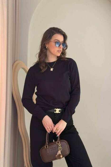BLUZË E THJESHTË PËR FEMRA NË NGJYRËN BLU E ERRËT 