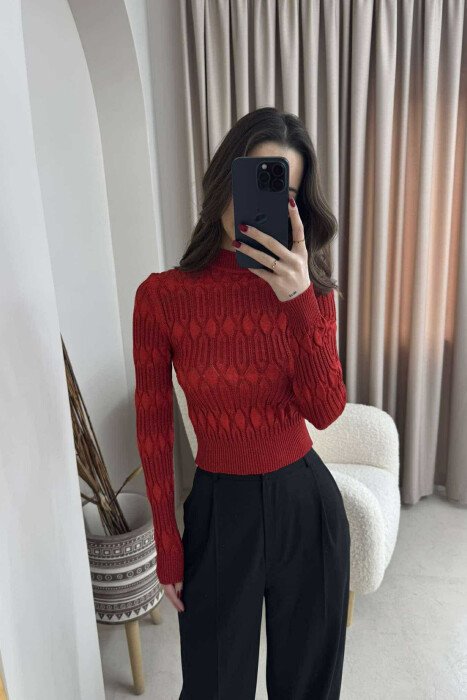 TRIKO NJË NGJYRËSHE ME SHKËLQIM PËR FEMRA NË NGJYRËN E KUQE 