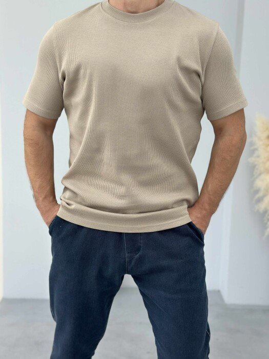 T-SHIRT NJË NGJYRËSH I THJESHTË PËR MESHKUJ NË NGJYRËN KAFE E ZBARDHUR - KLAUDIO FASHION
