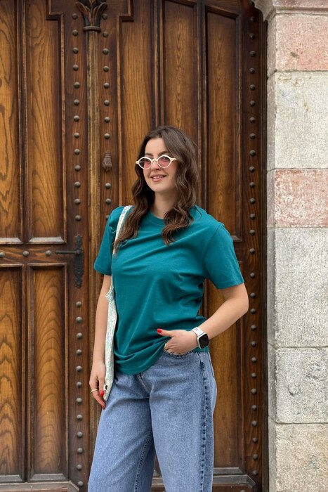 T-SHIRT NJE NGJYRESH PER FEMRA NE NGJYRE GUR KALI+ 6 PALE ÇORAPE DHURATE 