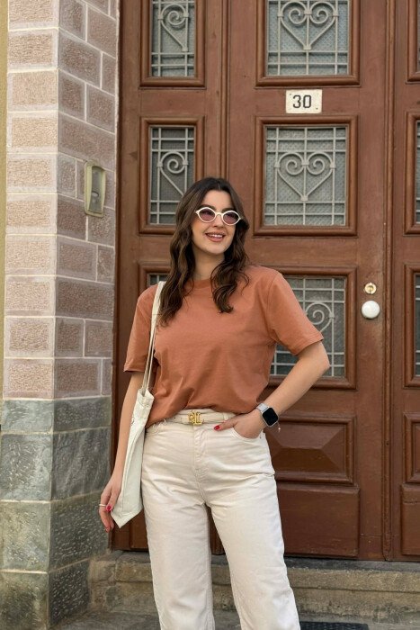 T-SHIRT NJE NGJYRESH PER FEMRA NE NGJYRE KAFE + 6 PALE ÇORAPE DHURATE 