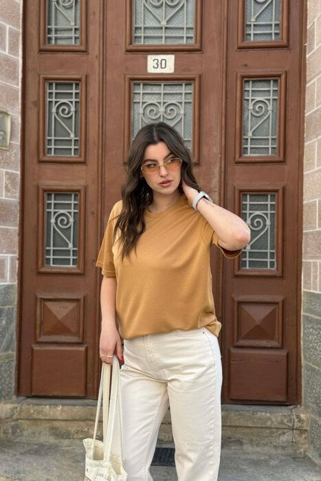T-SHIRT NJE NGJYRESH PER FEMRA NE NGJYRE BEZHE TE ERRET+ 6 PALE ÇORAPE DHURATE 