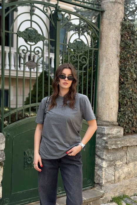 T-SHIRT NJE NGJYRESH PER FEMRA NE NGJYRE GRI TE ERRET + 6 PALE ÇORAPE DHURATE 
