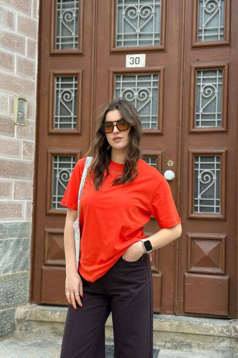 T-SHIRT NJE NGJYRESH PER FEMRA NE NGJYRE PORTOKALLI TE ERRET+ 6 PALE ÇORAPE DHURATE 