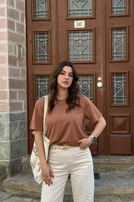 T-SHIRT NJE NGJYRESH PER FEMRA NE NGJYRE KAFE TE ZBARDHUR + 6 PALE ÇORAPE DHURATE 