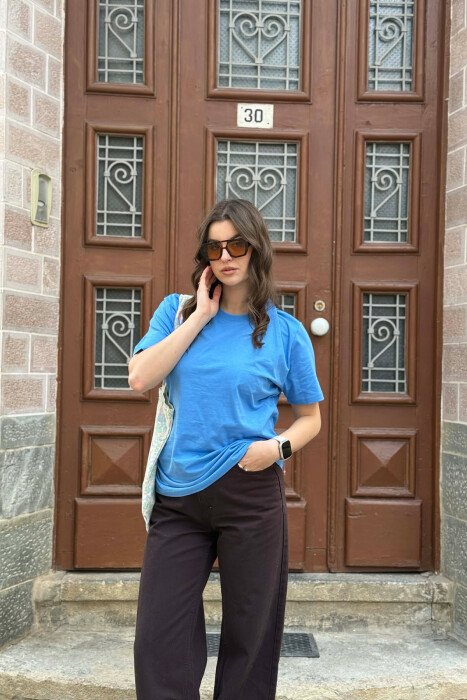 T-SHIRT NJE NGJYRESH PER FEMRA NE NGJYRE BLU TE ZBARDHUR+ 6 PALE ÇORAPE DHURATE 