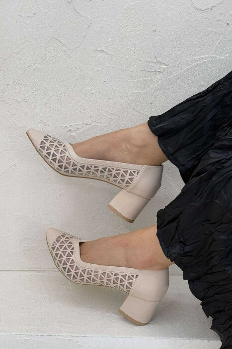 KËPUCE NJË NGJYRËSHE ME GJYSMË TAKË NË NGJYRË BEZHË - KLAUDIO FASHION