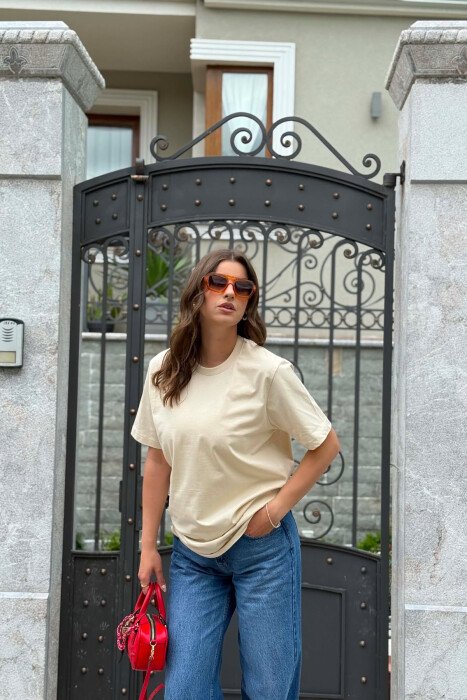 T-SHIRT I THJESHTE PER FEMRA NE NGJYRE BEZHE + 6 PALE ÇORAPE DHURATE 