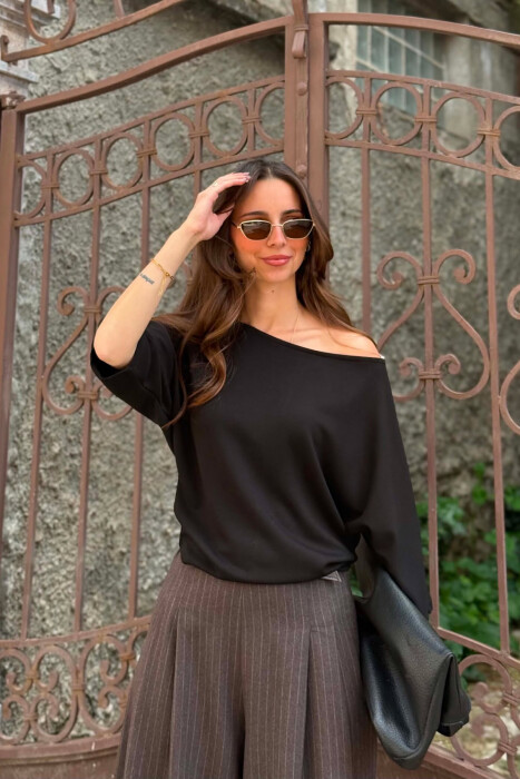 T-SHIRT NJE NGJYRESH I THJESHTE PER FEMRA NE NGJYRE TE ZEZE - KLAUDIO FASHION