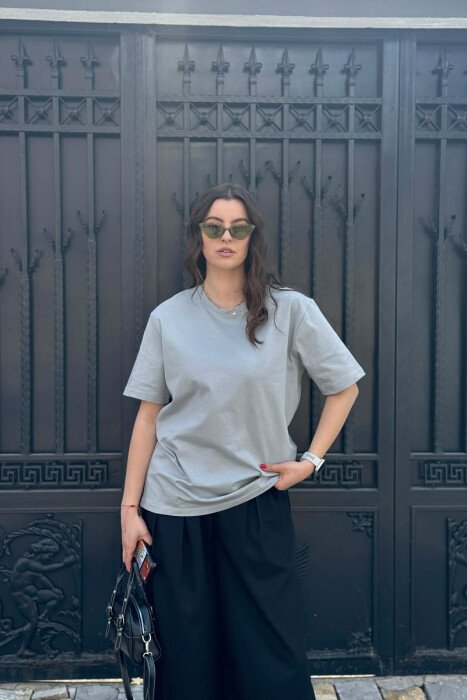 T-SHIRT I THJESHTE PER FEMRA NE NGJYRE GRI + 6 PALE ÇORAPE DHURATE 