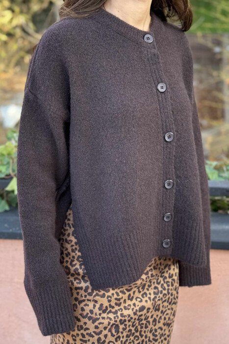 ONE COLOR SIMPLE WOMEN CARDIGAN DARK BROWN/KAE - 5